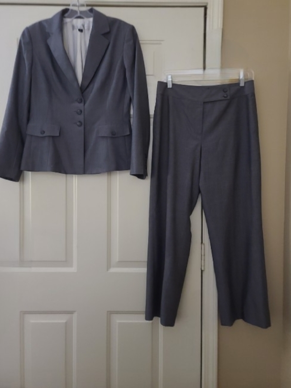 Tahari Gray Women's Two-Piece Pant Suit - Tailored Jacket & Straight Pants 8P
